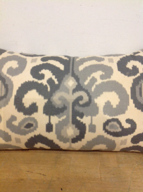 Pillow-.24" Grey & White Print