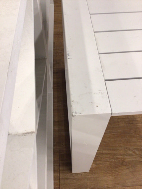 23.50" X 21.12" AS-IS City Furniture Linear2 White Aluminum End Table(Knicks)