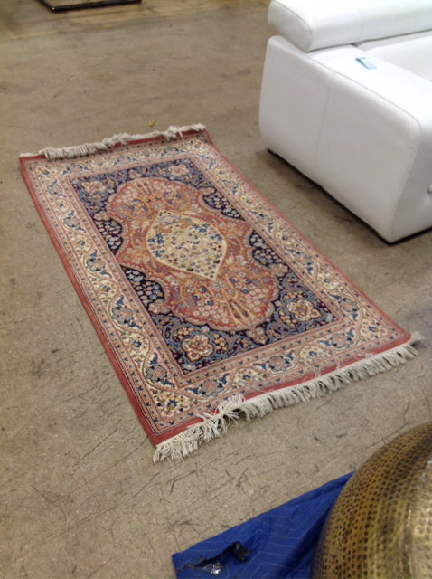 5.5'x36" Persian Rug w/Floral Medallion Design