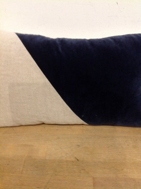 Pillow- 18" Linen & Navy