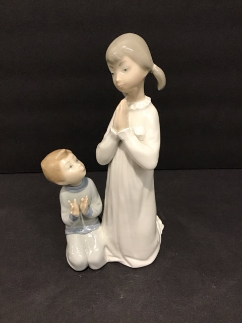 9" Lladro Kneeling Boy & Girl