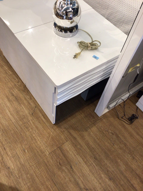 El Dorado Manhattan White Nightstand