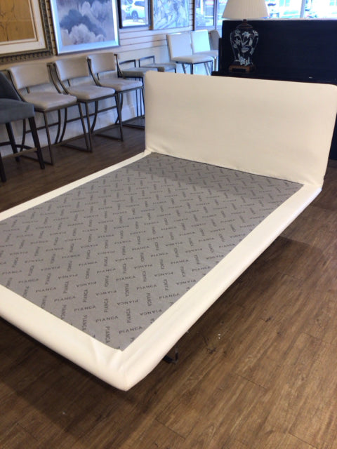 AS-IS Pianca Filo Up White Leather Queen Bed(Stain)