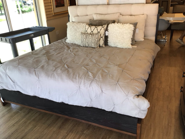 Flexsteel Waterfall Black King Upholstered Bed