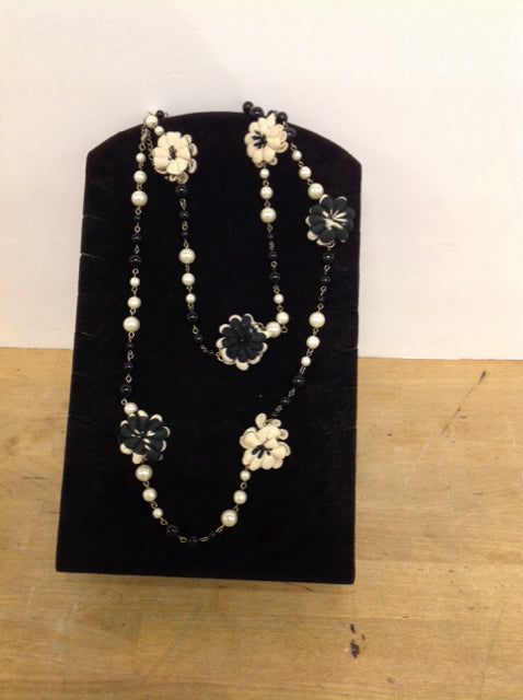 Black/White Beads w/Fabric Flowers Necklace
