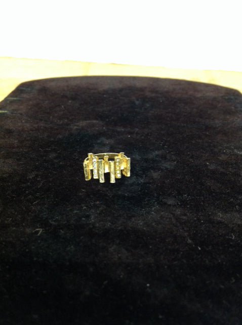 Gold Metal Ring w/Rhinestones