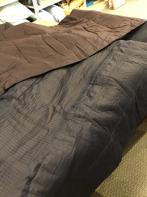 QUEEN Reversible Comforter w/Black Blue Florals