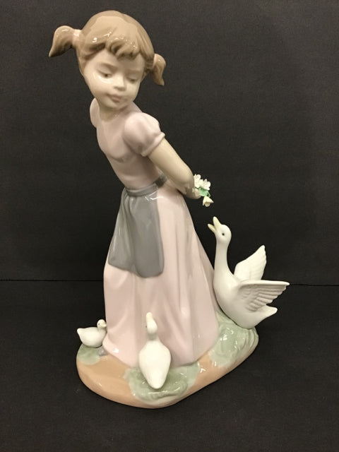 9" Lladro Porcelain "Agressive Goose"