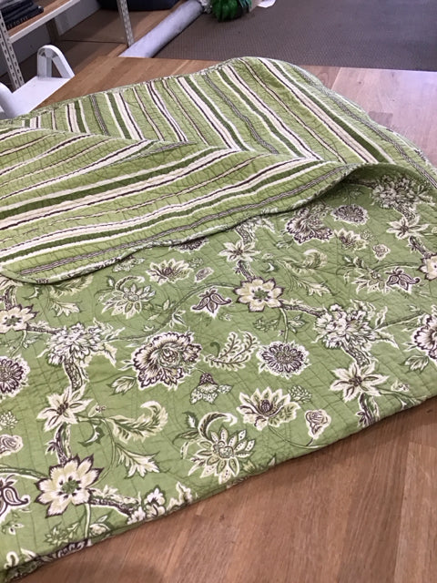 QUEEN Green Quilted Bedspread w/Florals