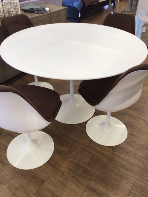 47" Knoll Saarinen Round Dining Table
