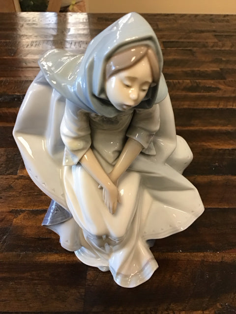 8 1/4" Lladro Mary #5700