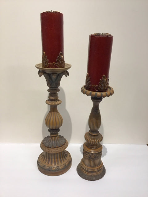 23,20 Graduated Wood Column Candle Holders