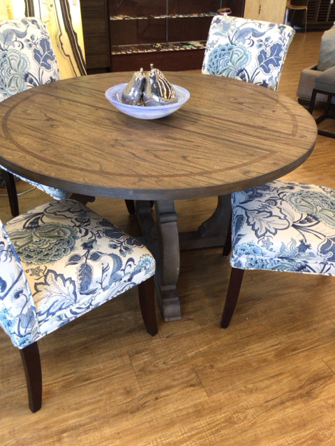Round Wood Pedstal Dining Table W/Extension