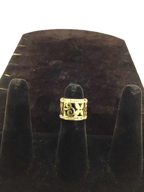 Gold Metal Ring w/Floral Design