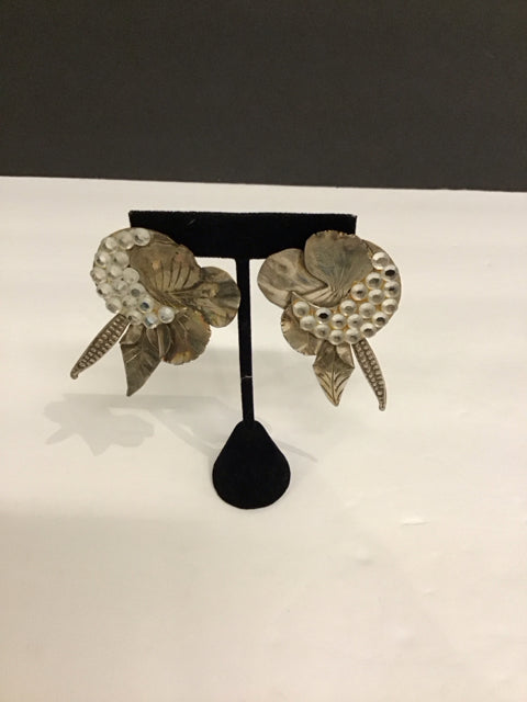 Vtg Silver Tone Clip Earrings w/Floral Decor