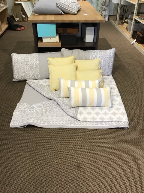 King White/Grey Reversible Quilt w/8 Pillows