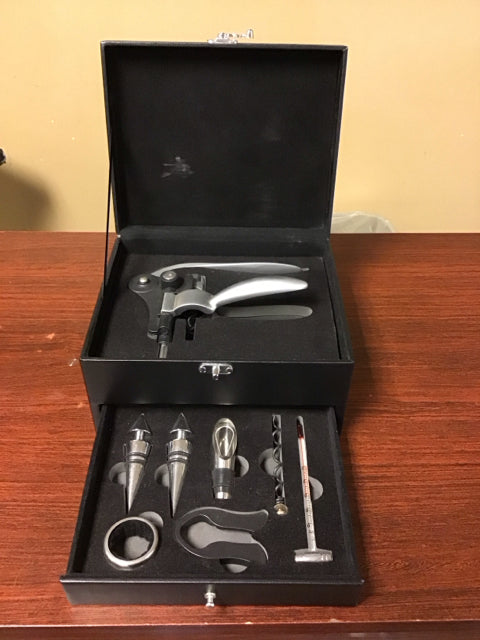 Wine Gift SetW/Black Leather Like Box