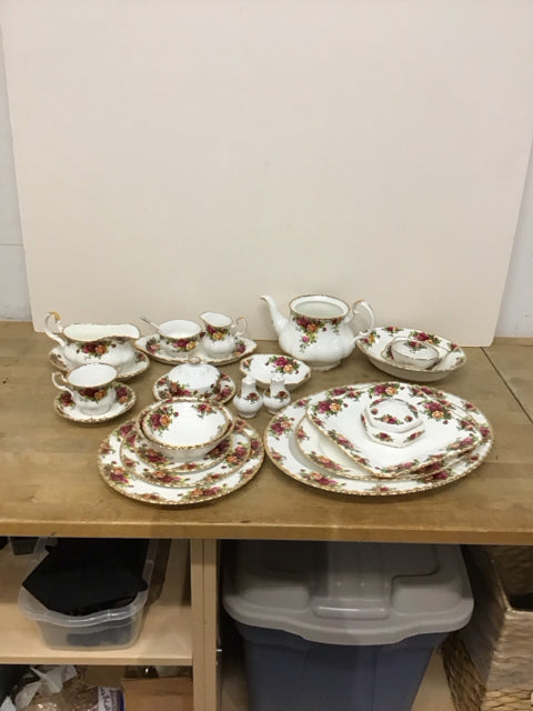 7pps Service for 12 Old Country Roses w/Extras
