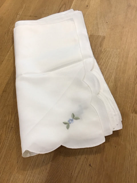 Set/12 White Dinner Napkins w/Embroidered Flower