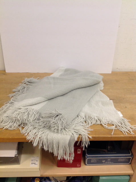 White/Light Grey Knit Throw