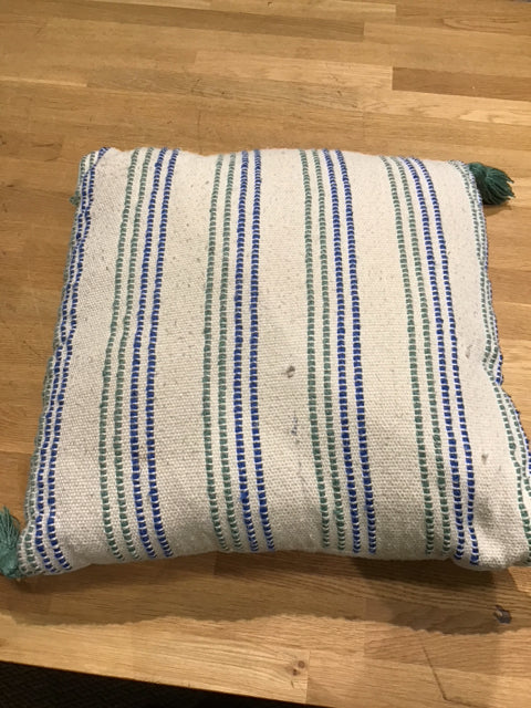 Burlap Pillow w Tassel