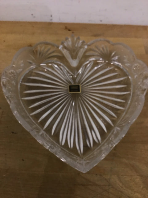 8" Oneida Southern Garden Heart Tray