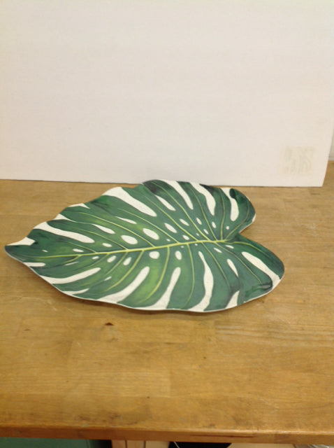 17" Plastic Leaf Platter