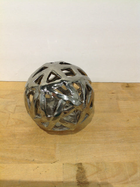 Round Metal Woven Table Decor