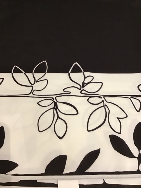 58"x77" Black & White Floral Tablecloth