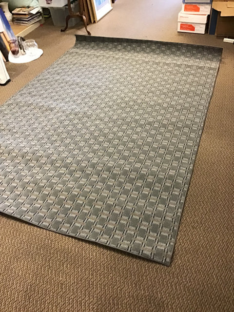 6'x9' Grey Nylon Rug w/Geometric Print