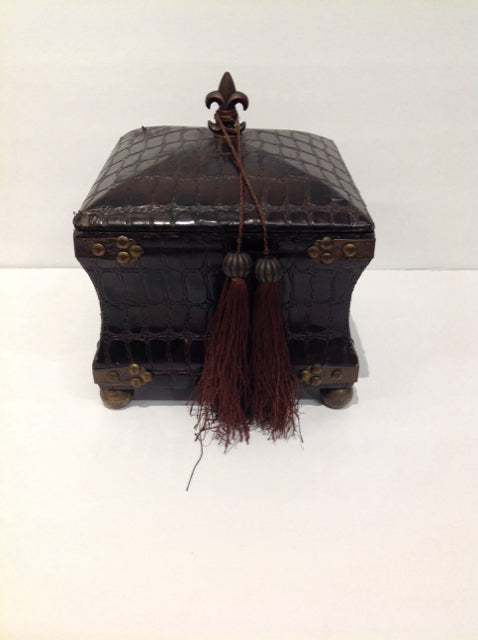 8"Sq Footed Faux Leather Wrapped Box w/Tassels