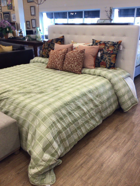 El Dorado Button Tufted Fabric King Bed
