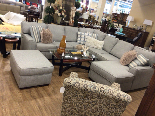City Furniture Kevin Charles Gray Fabric 5PC Sectional W/Pillows & Ottoman