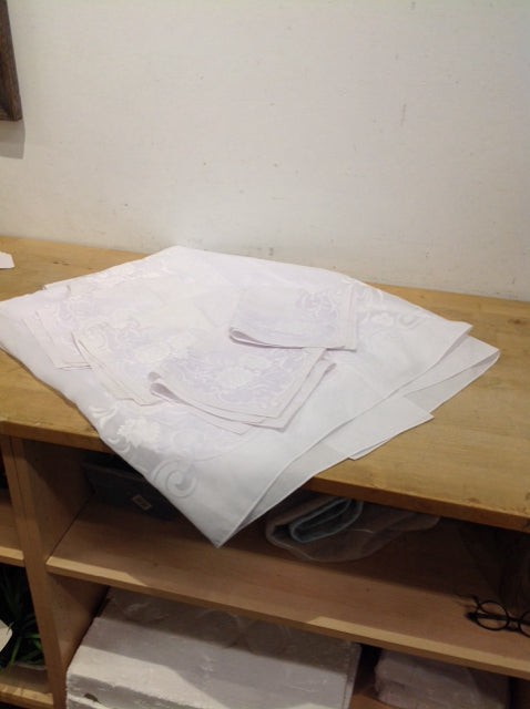 60x120 Damask Tablecloth w/ 8 Napkins