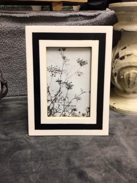 6 1/2" X 8 1/2" Black/White Outlined Photo Frame