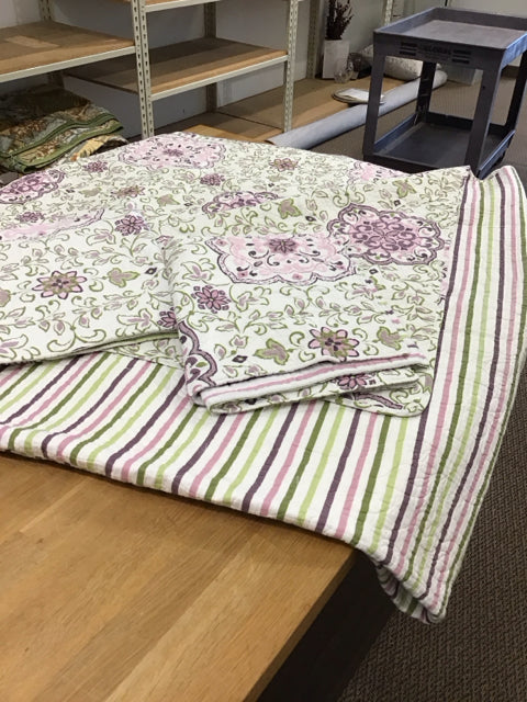 QUEEN Reversible Quilt w/Flower Decor 2/Pillows