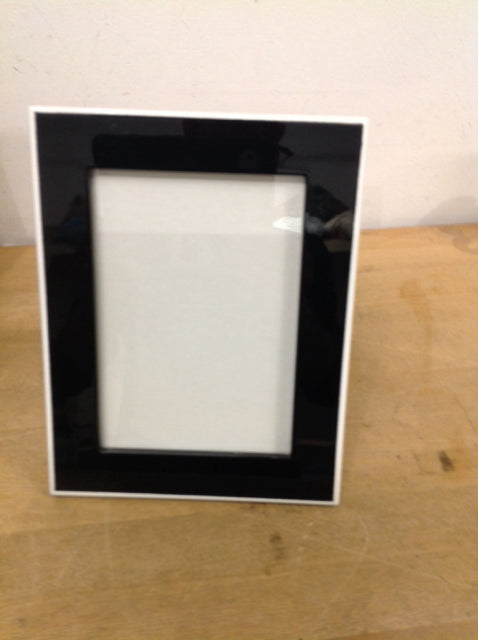 Photo Frame- 5" X 7" Black & White Photo Frame