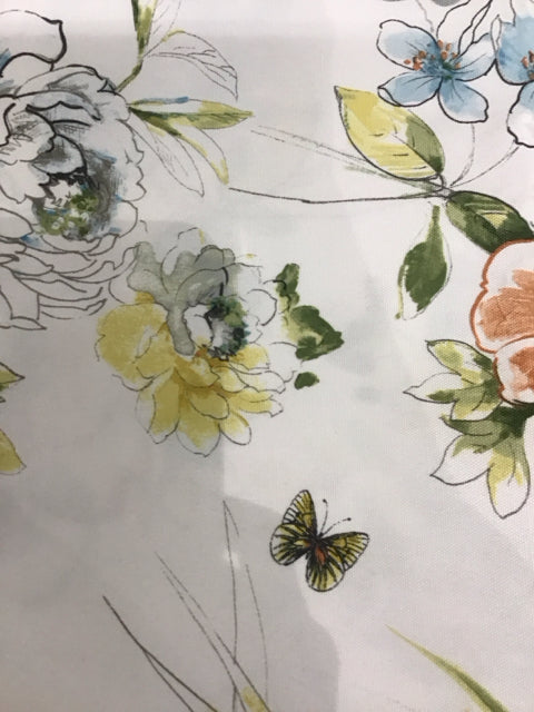 57"x84" White Floral Tablecloth