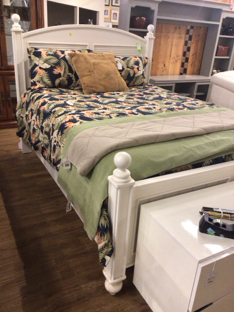 Stanley Furniture White Panel Queen Bed