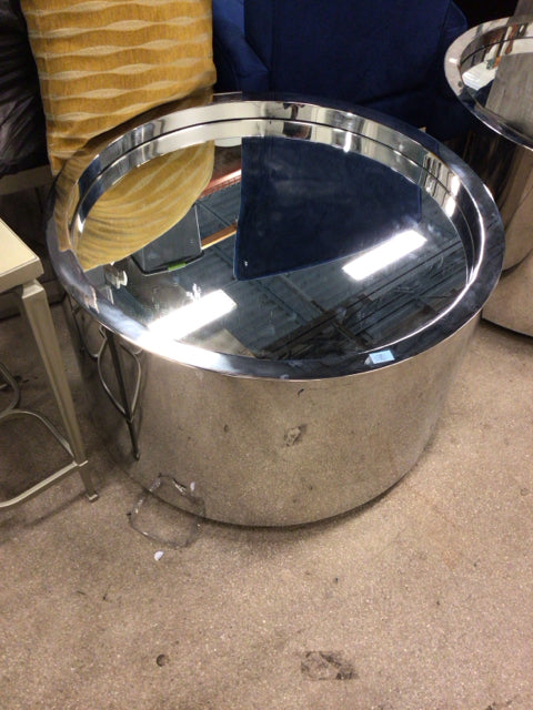 31 1/2" Round Chrome Glas Top End Table