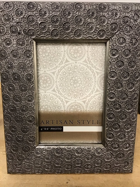 4"x6" Pewter Medallion Textured Pattern Frame