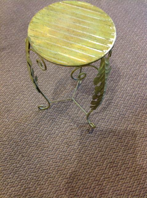 20" Green Metal Leaf Plant Stand