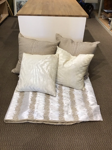 KING Daniel Stuart Duvet Cover w/4 Pillows