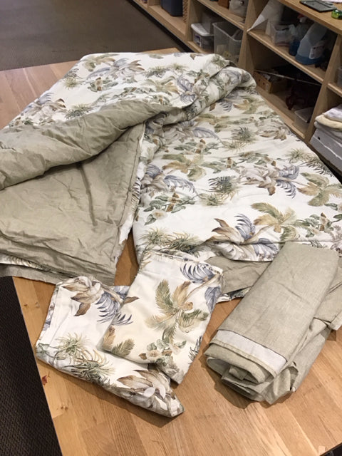 Queen Tommy Bahama Bedspread w/2 Shams