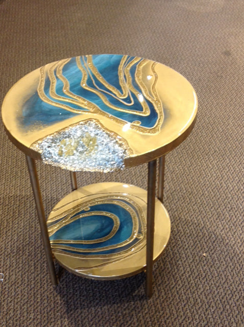 18" Rd Resin Geode w/Quartz Accent Table
