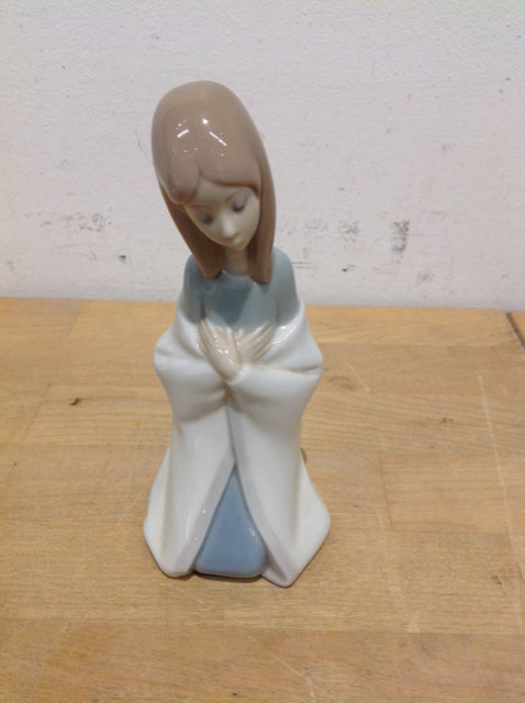 Lladro 6" Kneeling Girl