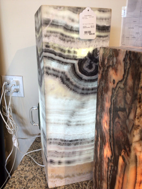 24" Onyx Cube Lamp