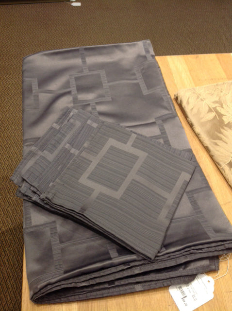 Grey Geometric Pattern Table Cloth/6 Napkins