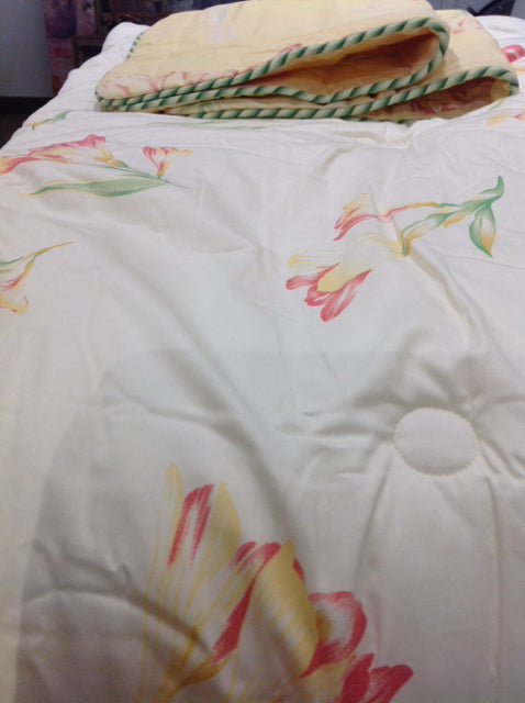 Bedding- Queen Thomasville 3 Pc Yellow Floral Set